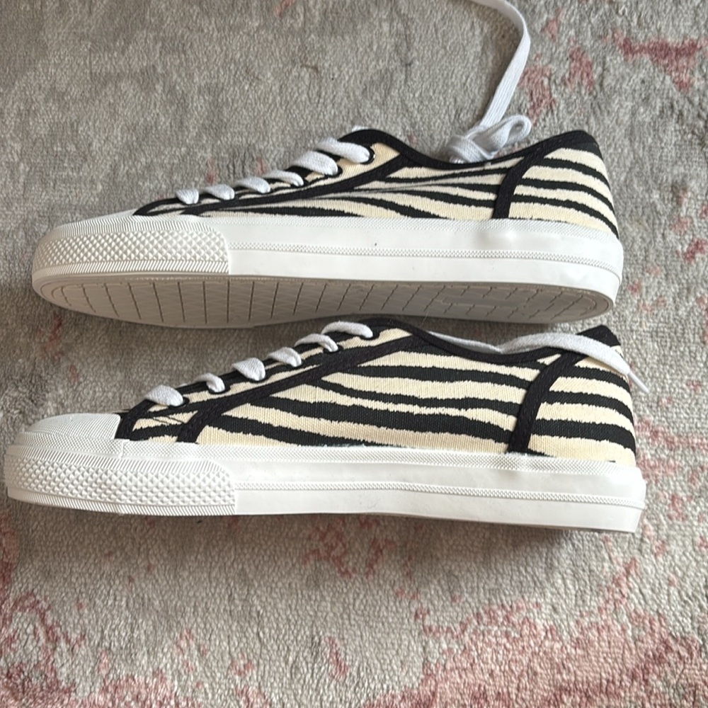 Zebra Print Sneaker 🦓 - Picture 5 of 8